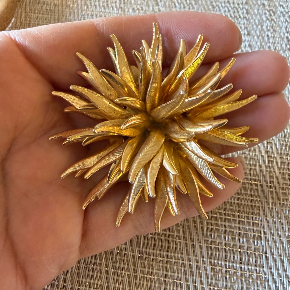 Brooch Flower Star Gold Tone Vintage